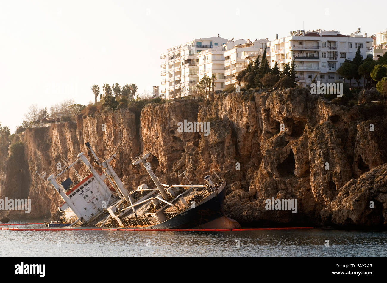 Schiffbruch erleiden Sie Schiffbrüchige auf Felsen außerhalb Antalya Hafen in Türkei Seabright Frachter an den Strand in schwerer See Meer Felsen laufen eine Gr gespült Stockfoto