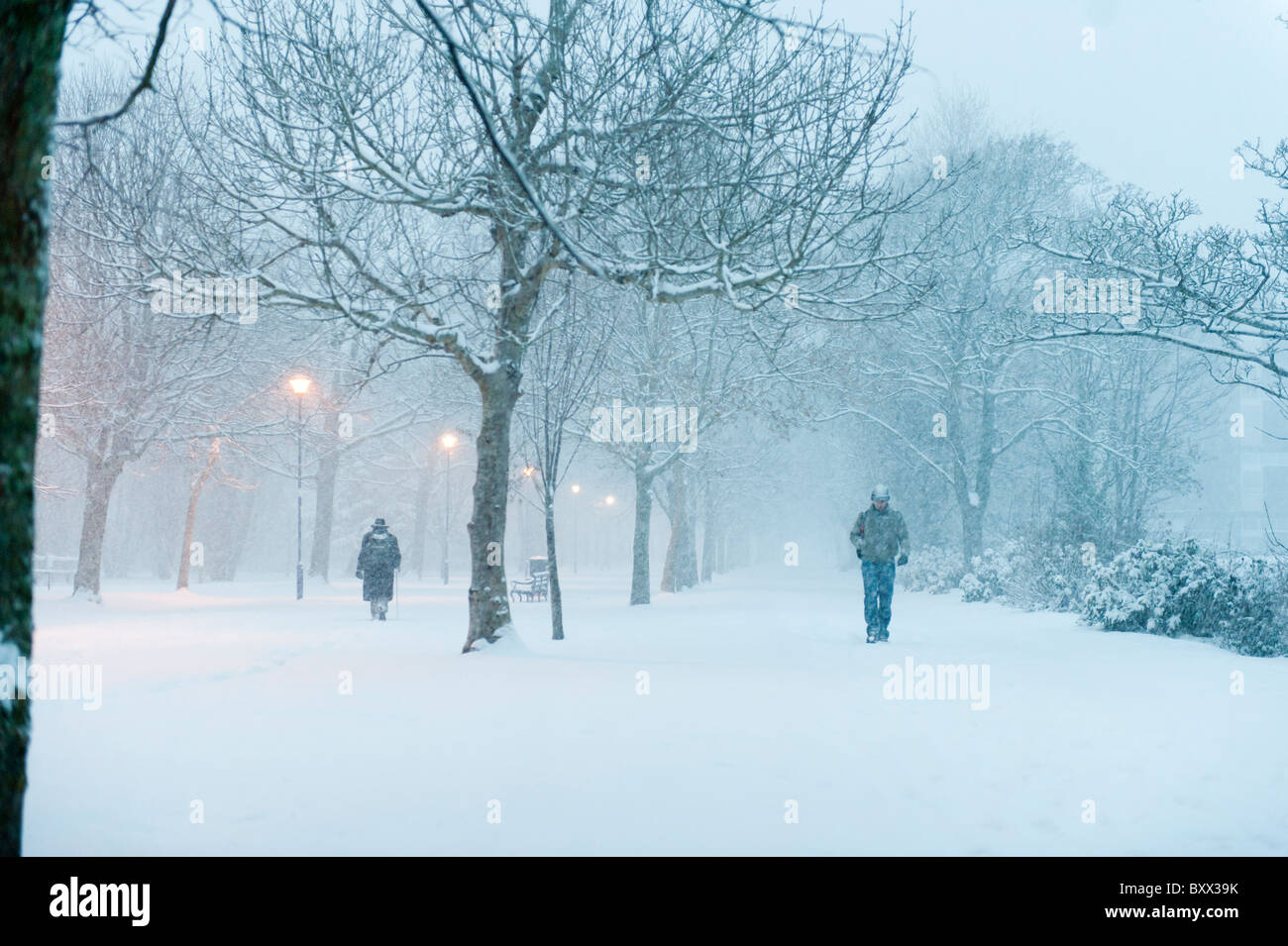 Am frühen Morgen, Menschen wandern im Schnee, Aberystwyth Wales UK Dezember 2010 Stockfoto