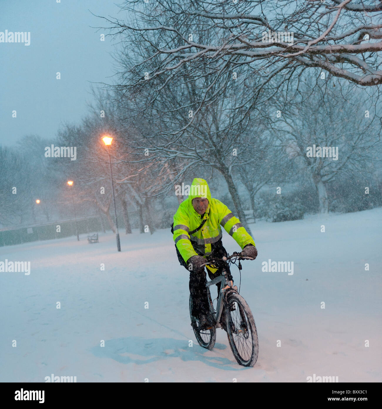 Ein Mann, Radfahren, Aberystwyth Wales UK im Schnee, Dezember 2010 Stockfoto