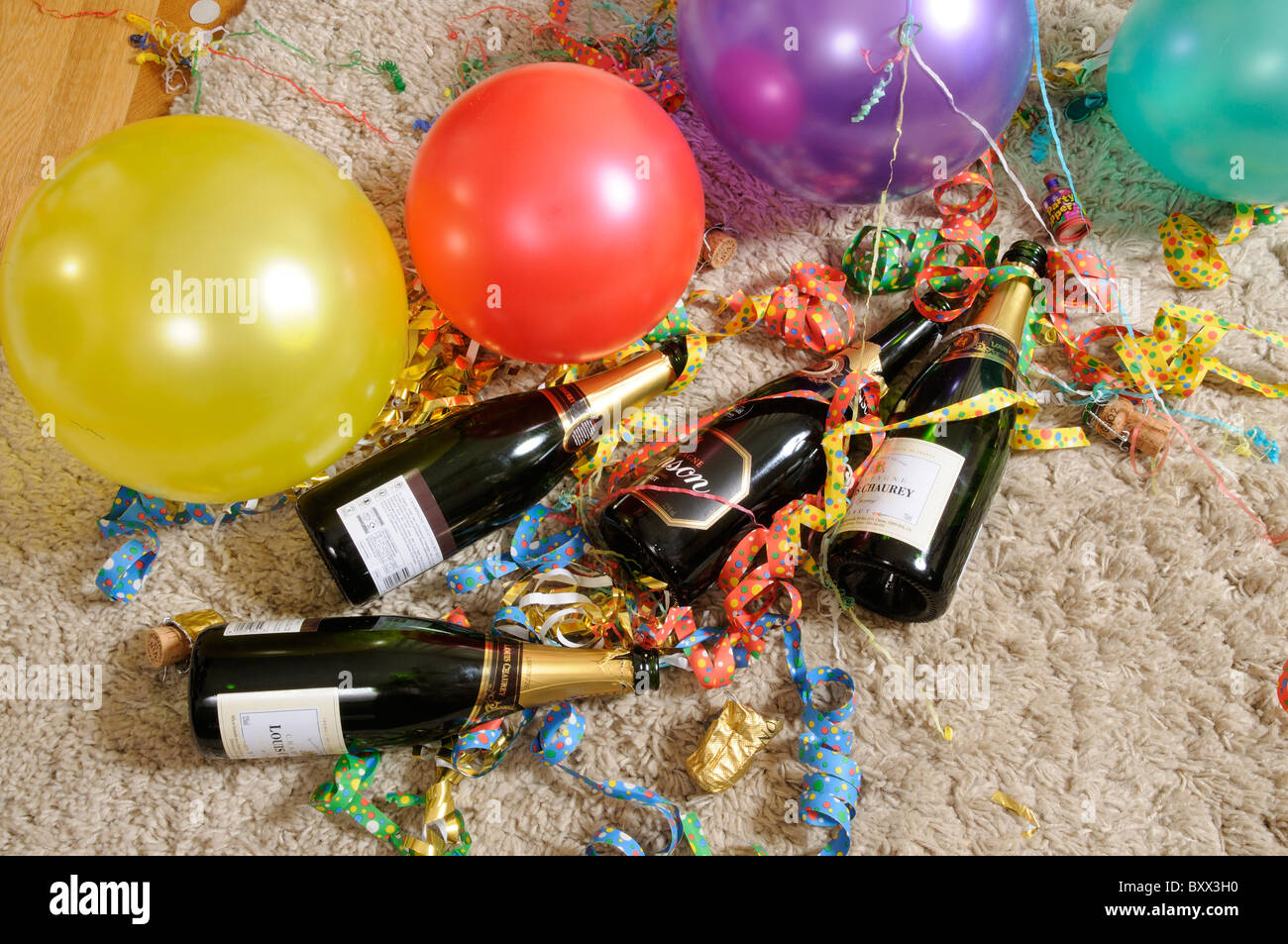 Party Luftballons und Champagnerflaschen Stockfoto
