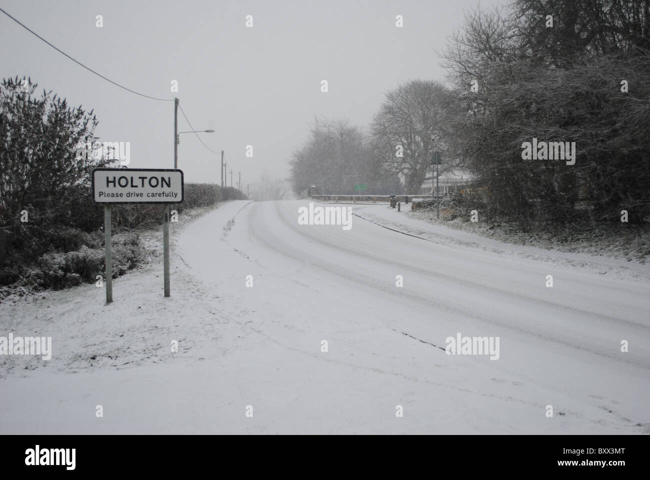 Winterschnee auf den Straßen von Oxfordshire Stockfoto