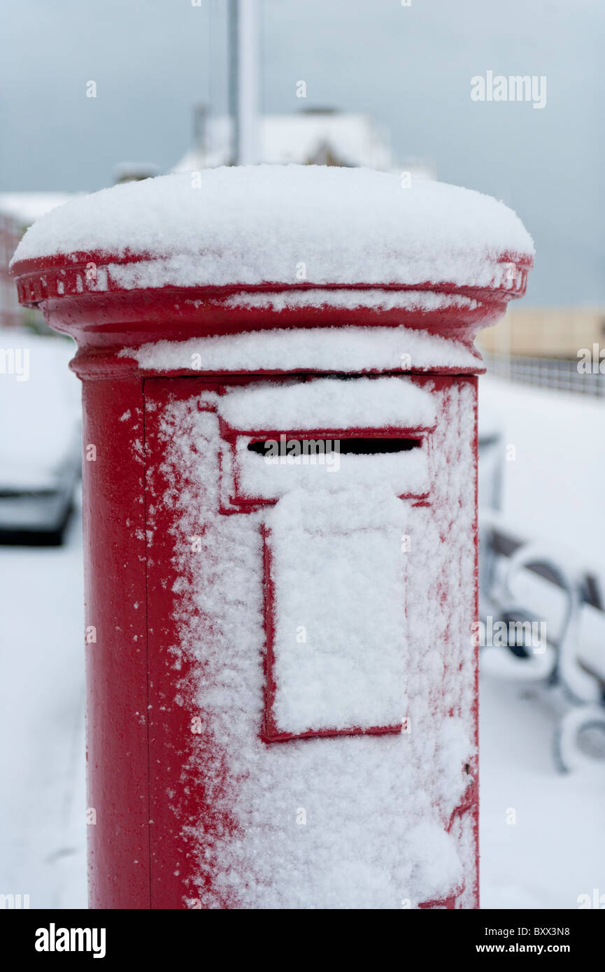 Eine schneebedeckte roten royal Mail Pillarbox Aberystwyth Wales UK Dezember 2010 Stockfoto