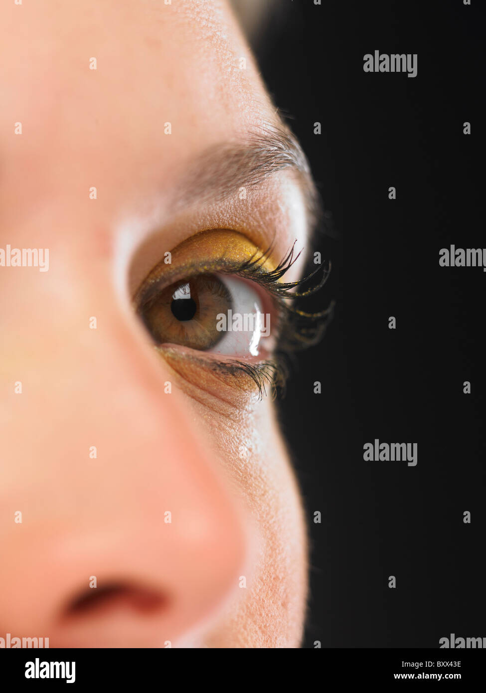 Weiße Frauen links Auge gelbes Auge Make-up geringe Schärfentiefe Stockfoto Weiße Frauen links Auge gelbes Auge Make-up geringe Schärfentiefe Stockfoto