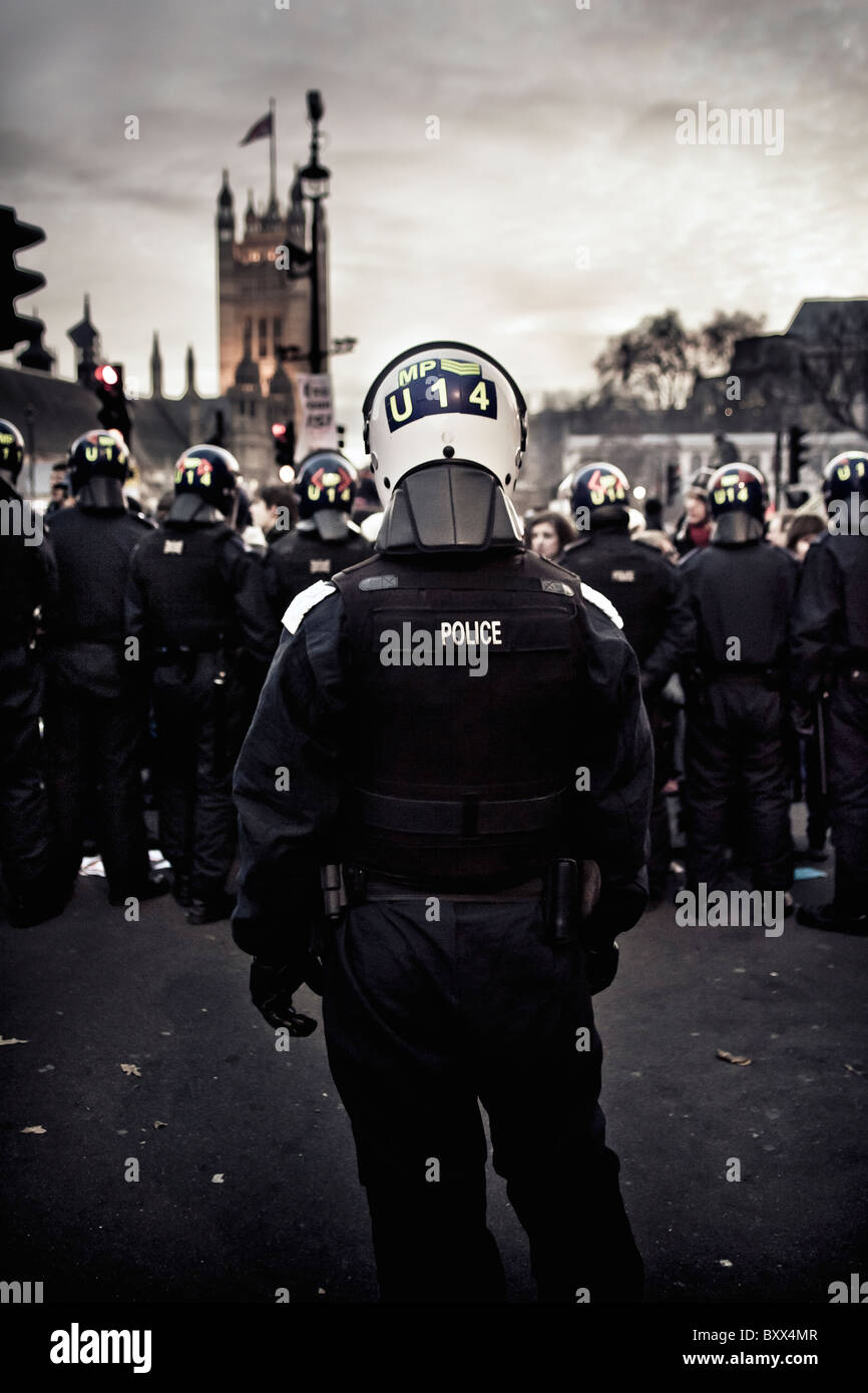 Eine Police Support Unit Sergeant (Bereitschaftspolizei) beobachtet, wie Studenten-Protest vor den Houses of Parliament. Stockfoto