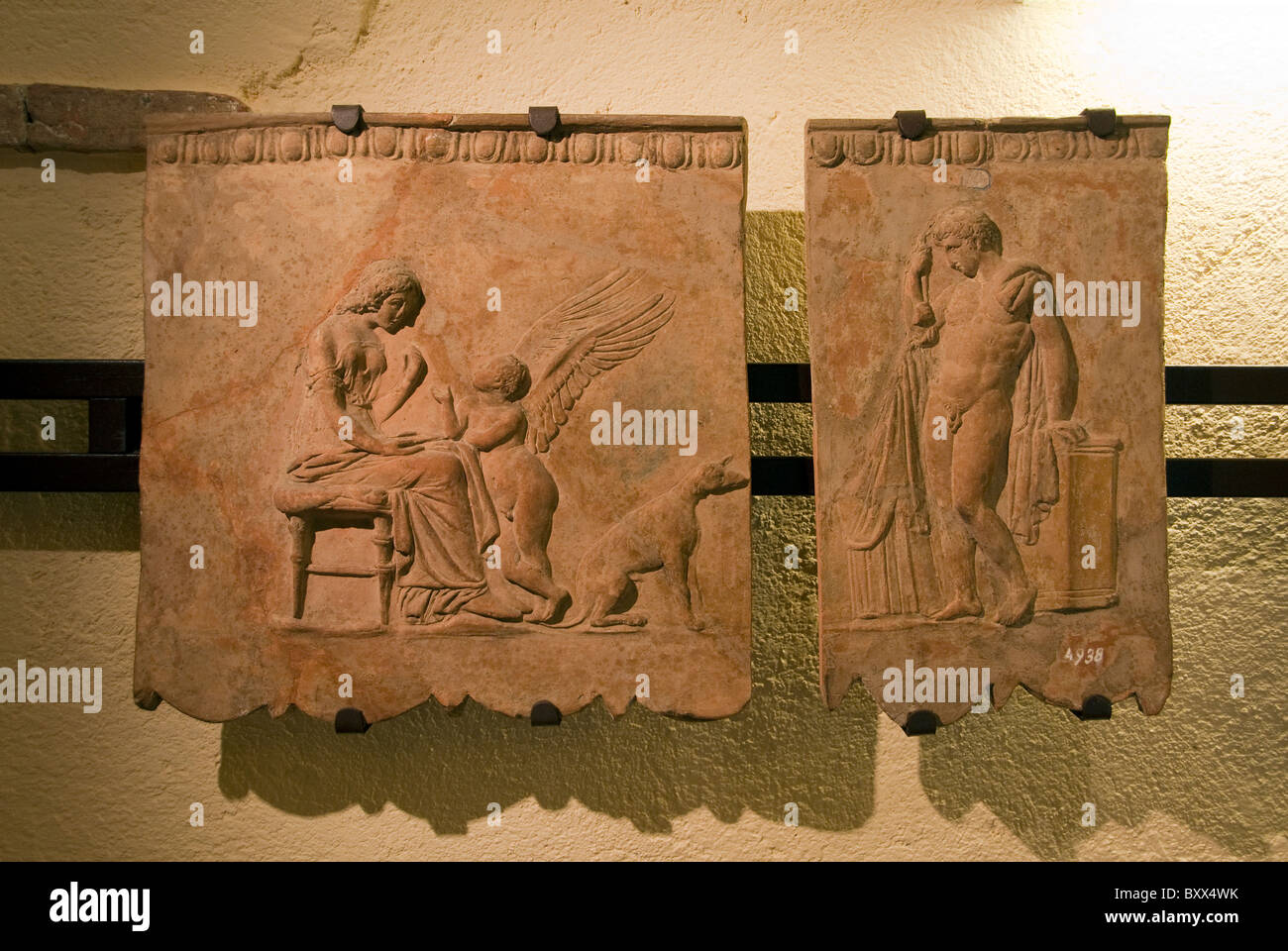 Antike römische Bas Reliefplatten in das archäologische Museum in Sarteano, Toskana Stockfoto