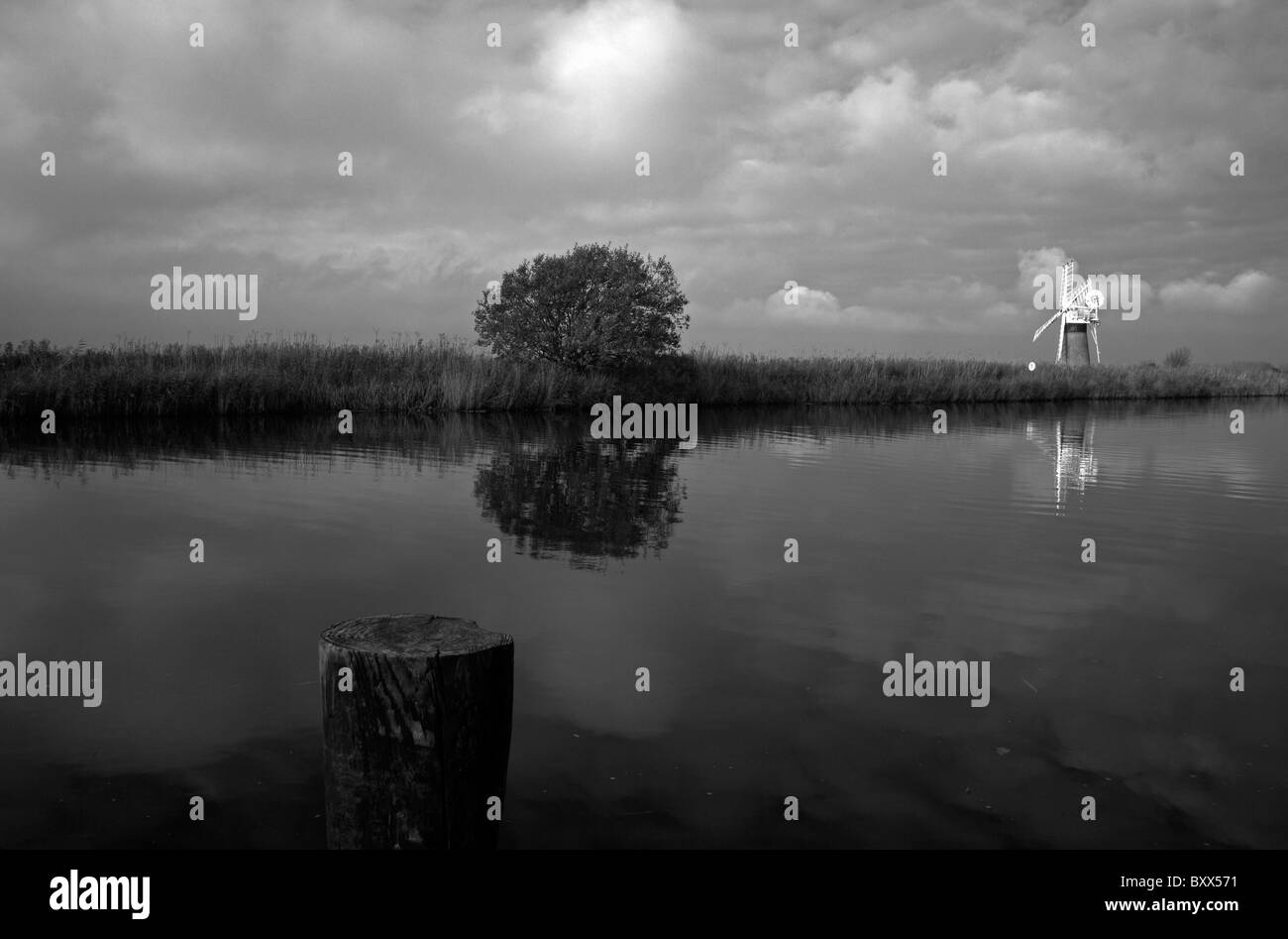 Eine monochrome Landschaft durch den Fluß Thurne auf den Norfolk Broads in Thurne, Norfolk, England, Vereinigtes Königreich. Stockfoto