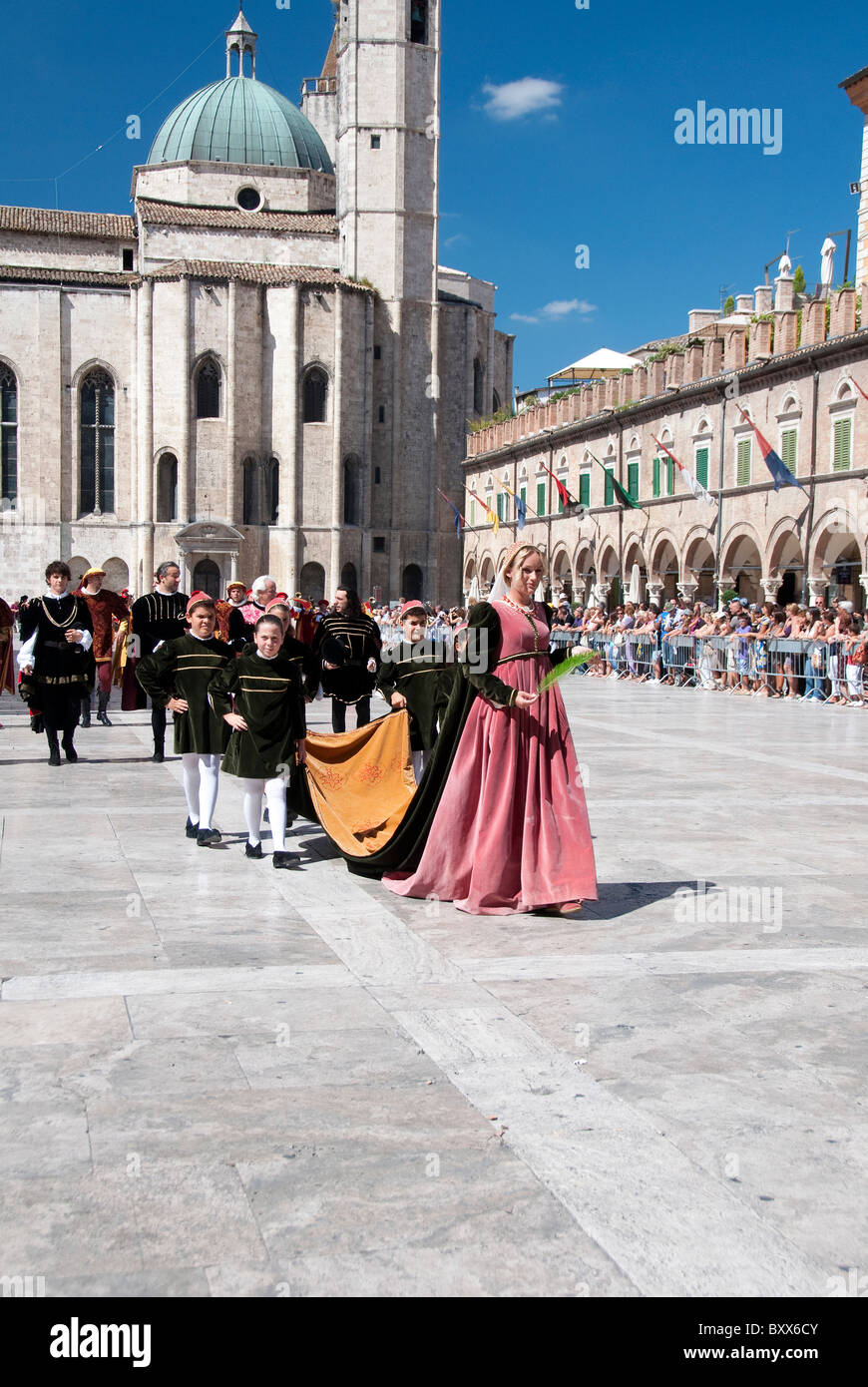 Damen des Hofes parade am Festival von Quintana in Piazza del Popolo, Ascoli Piceno, Le Marken Stockfoto