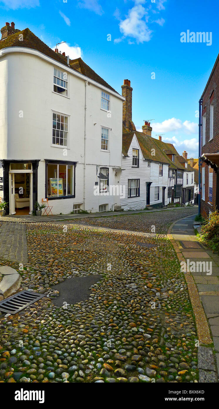 Gebäude auf dem historischen Kopfsteinpflaster Weststraße in Rye, East Sussex, England, UK 2010 Stockfoto