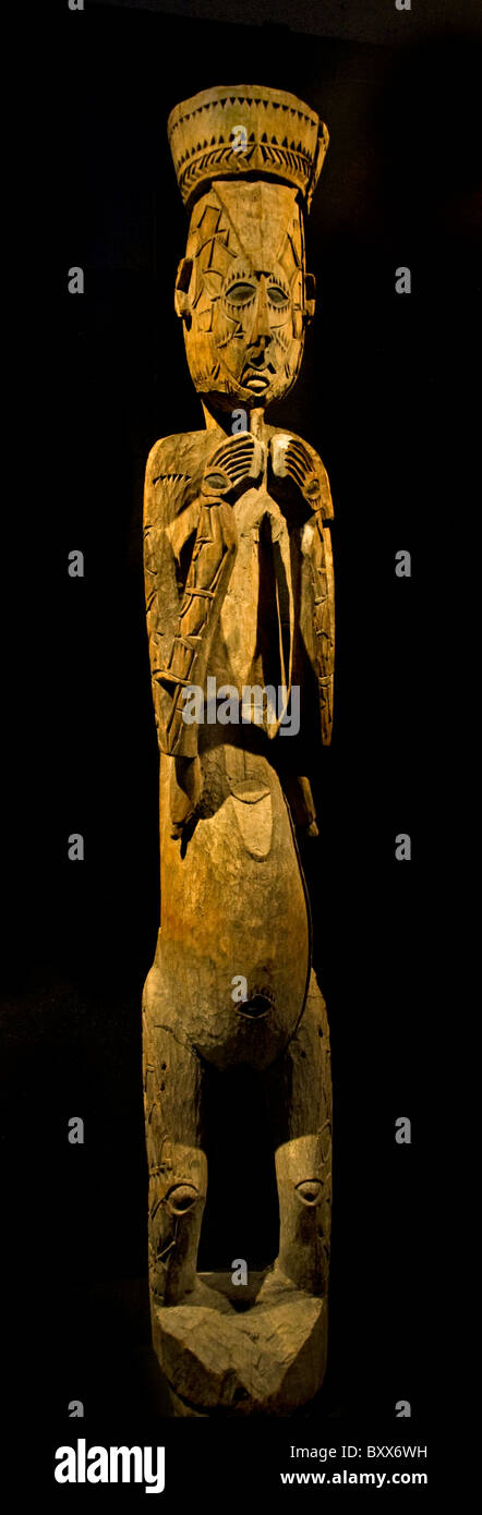 Kamoro Papua-Neuguinea Indonesien Museum schwangere Frau Stockfoto