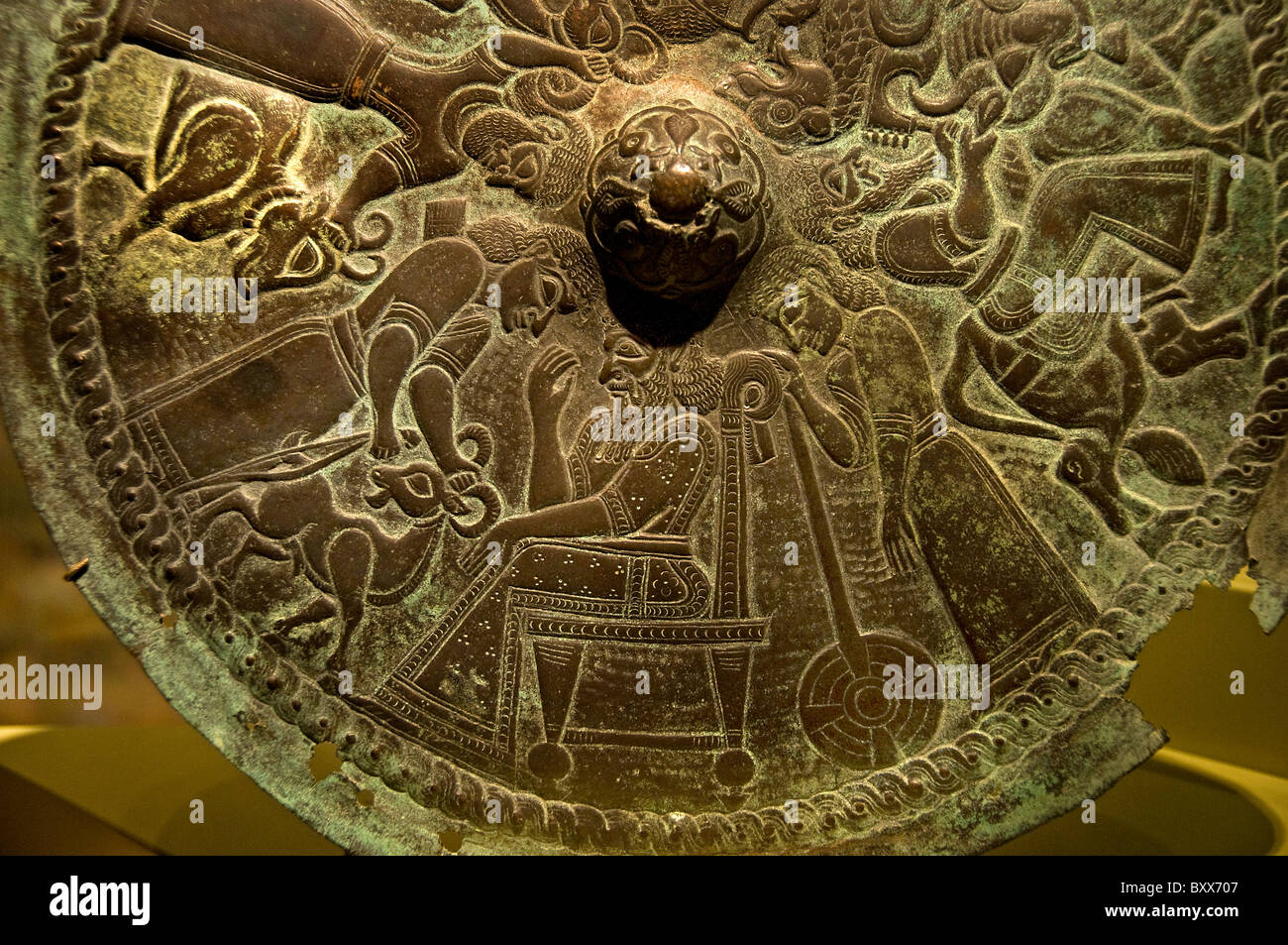 Luristan Lorestān Iran 1000 v. Chr. Schild Platte lebhafte Jagd Szene Bogenschütze Löwe Stier Schirmblech Stockfoto