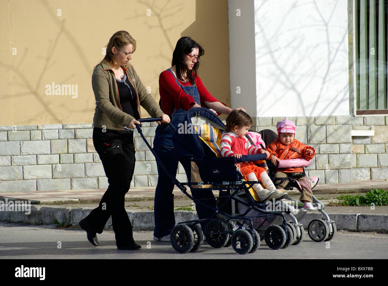 Mütter mit Kinderwagen in Thassos Griechenland Stockfoto