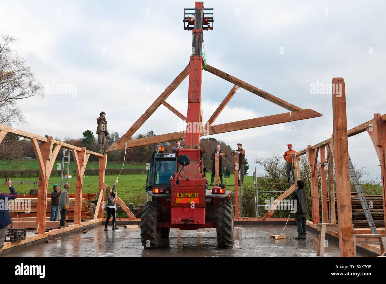 Bau einer traditionellen Holz gerahmte Scheune in Radnorshire, UK. Installation eines der Holz-Dachbinder mit einem Tieflader Stockfoto
