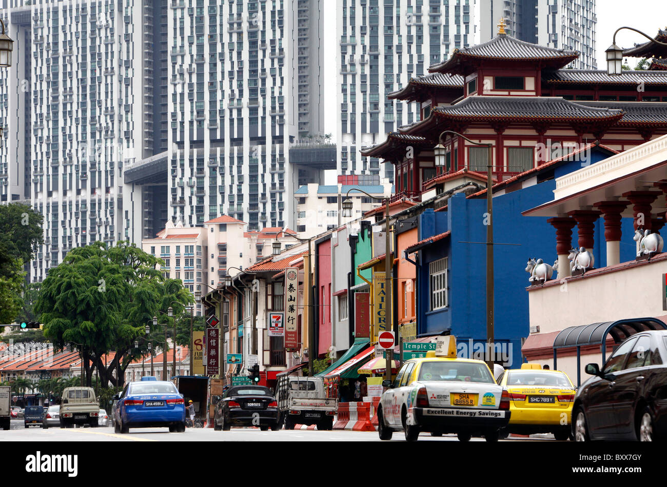 Singapur: Buddha Tooth Relic Temple (rechts oben) in China Town Stockfoto