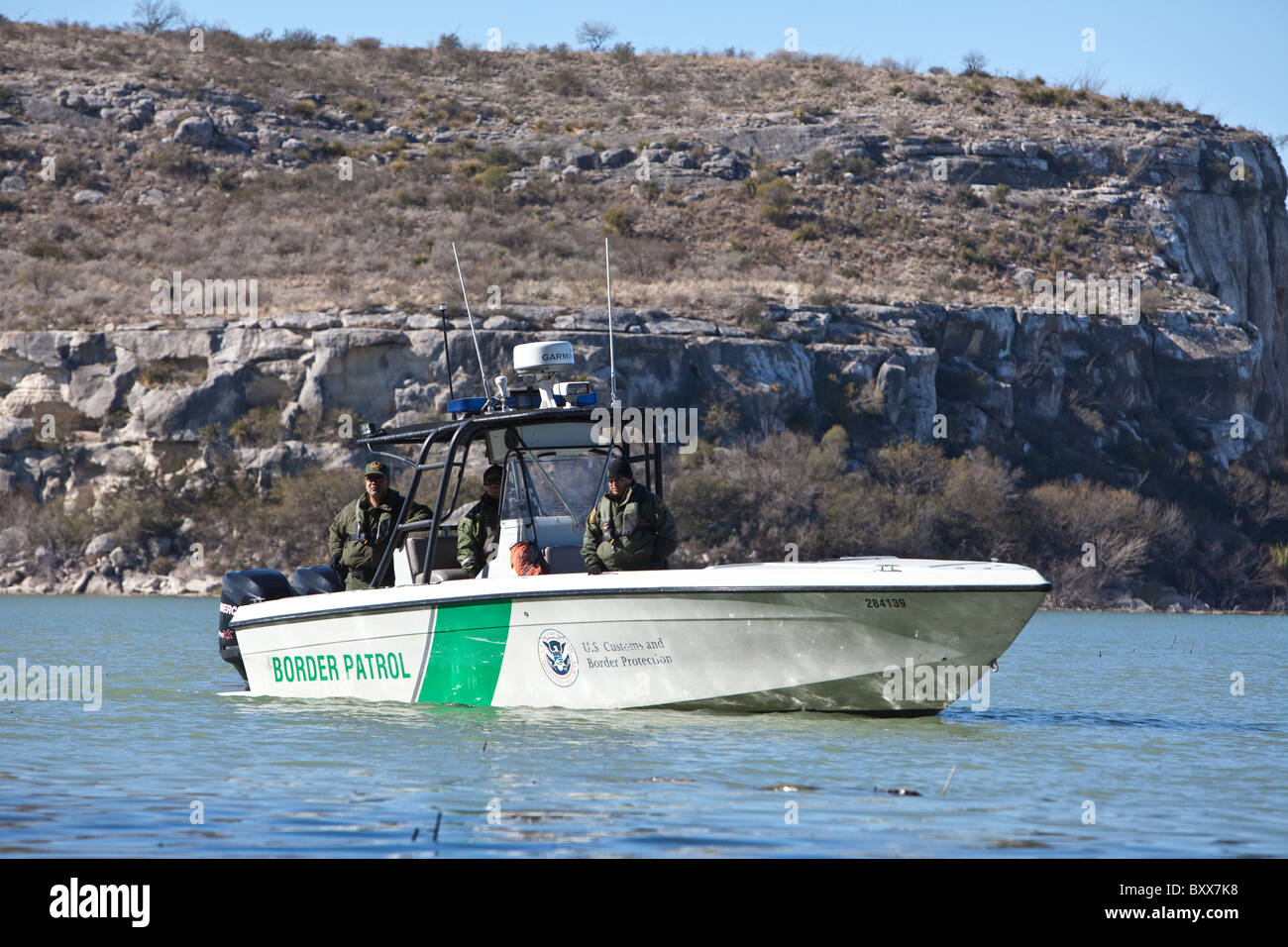 US Border Patrol-Agenten auf dem Rio Grande River Arm des Lake Amistad in West-Texas, bildet die United States-mexikanischen Grenze Stockfoto