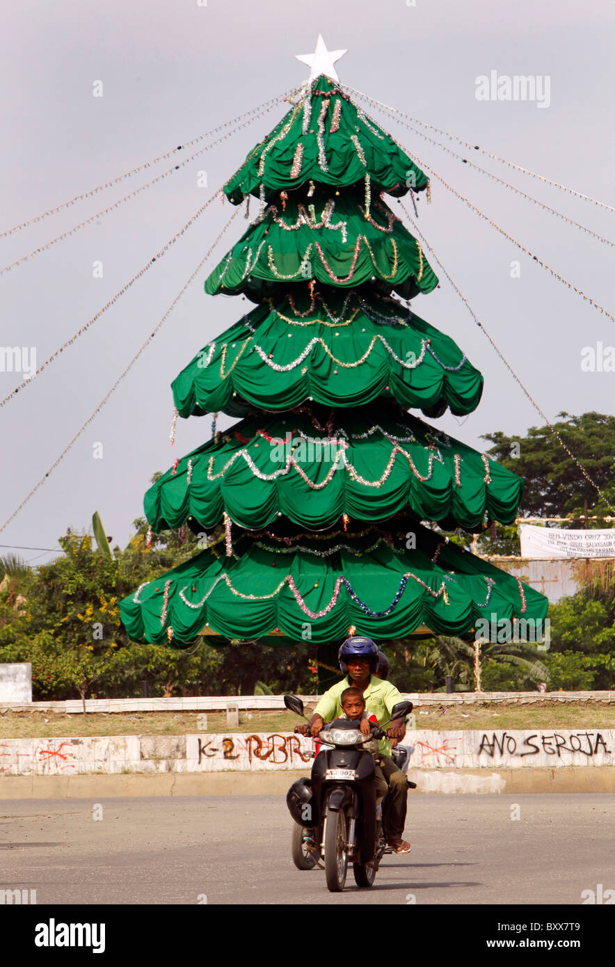 Weihnachtsbaum in den Straßen von Dili, der Hauptstadt von Timor-Leste (Osttimor) Stockfoto