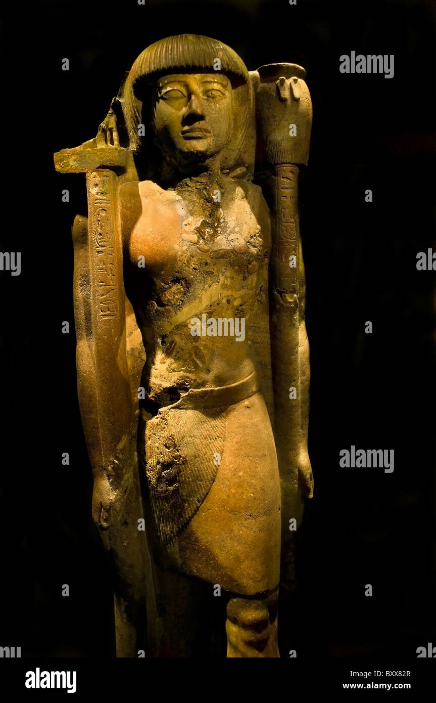 Prinz Khaemwas hält zwei Standards, gekrönt von Abydos Ägypten ägyptische heilige Symbole Stockfoto