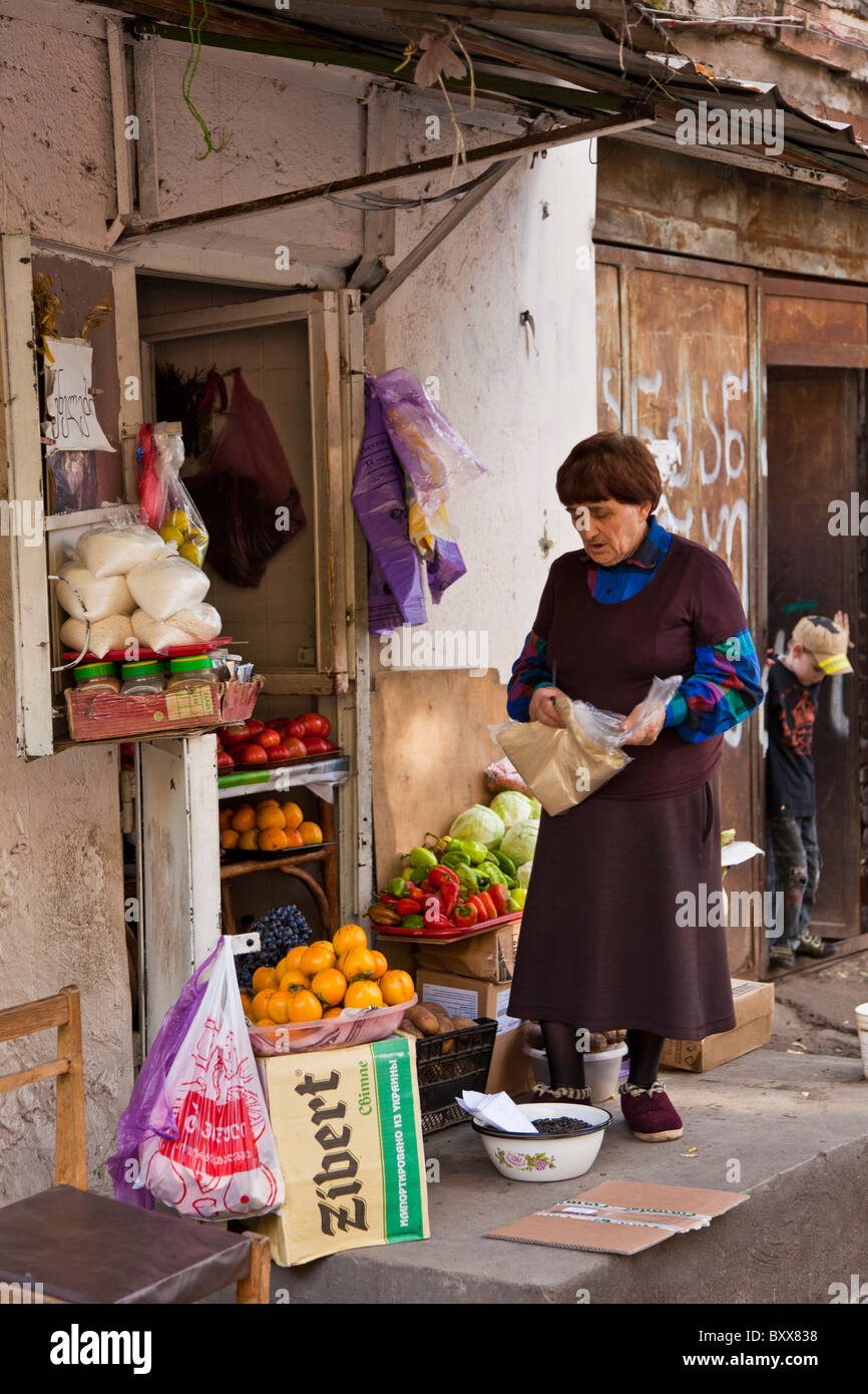 Alten georgischen Frau am Straßenmarkt stall verkaufen Obst und Gemüse Vereinigte Arabische Emirate. JMH4049 Stockfoto