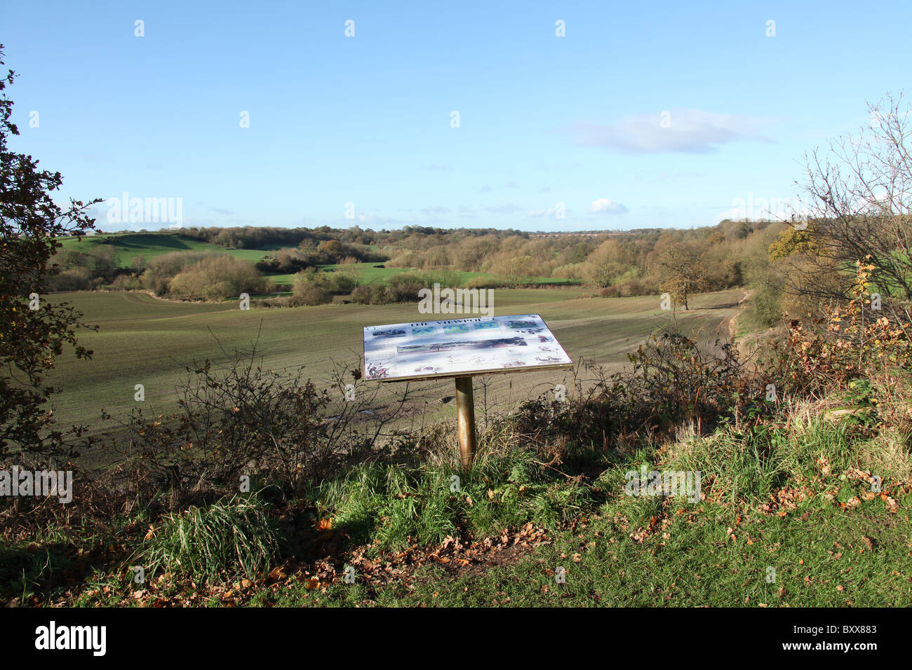 Die Quinta Arboretum, England. Herbstliche Ansicht von der Quinta Arboretum über das Dane-Tal. Stockfoto