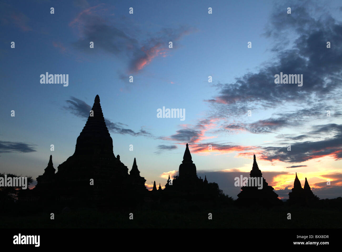 Silhouetten von buddhistischen Tempeln und Pagoden bei Sonnenuntergang in Bagan, Myanmar oder Birma. Stockfoto