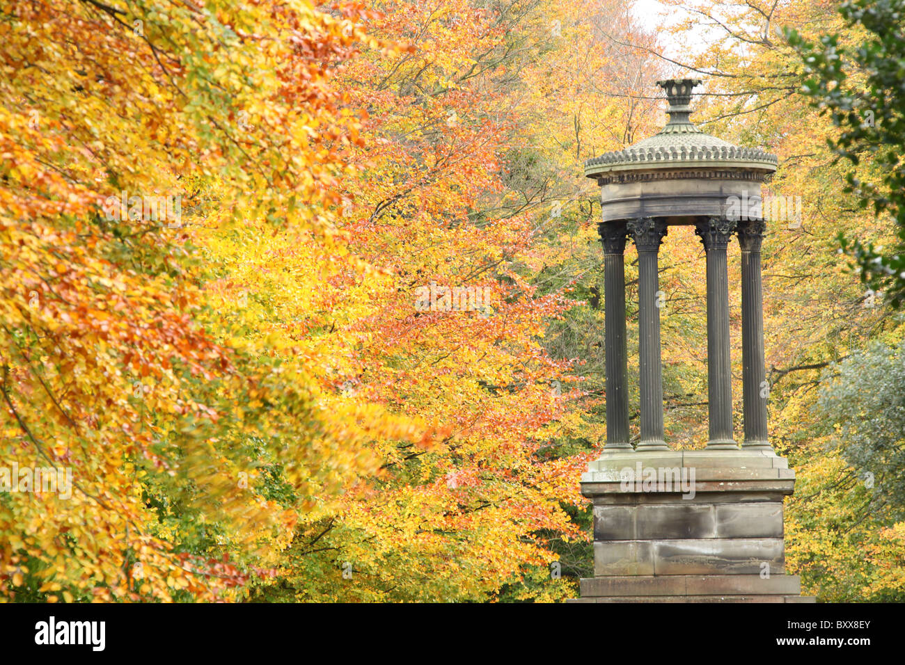 Nachlass von Tatton Park, England. Herbstliche Ansicht des frühen 19. Jahrhunderts befindet sich Choragic-Denkmal am Ende der breiten Fuß. Stockfoto
