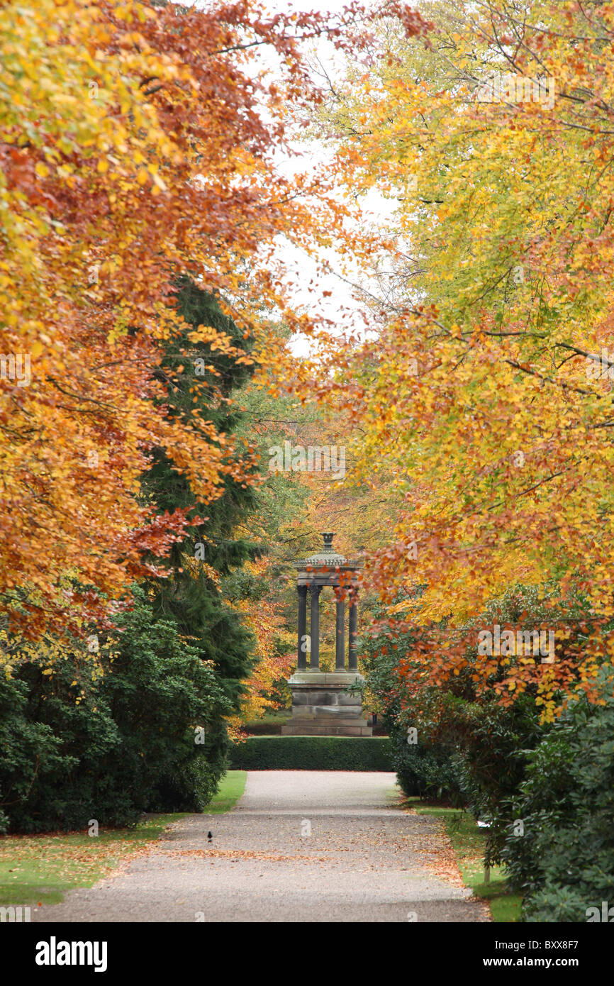 Nachlass von Tatton Park, England. Herbstlicher Blick auf die breiten Fuß mit dem frühen 19. Jahrhundert Choragic Monument im Hintergrund. Stockfoto