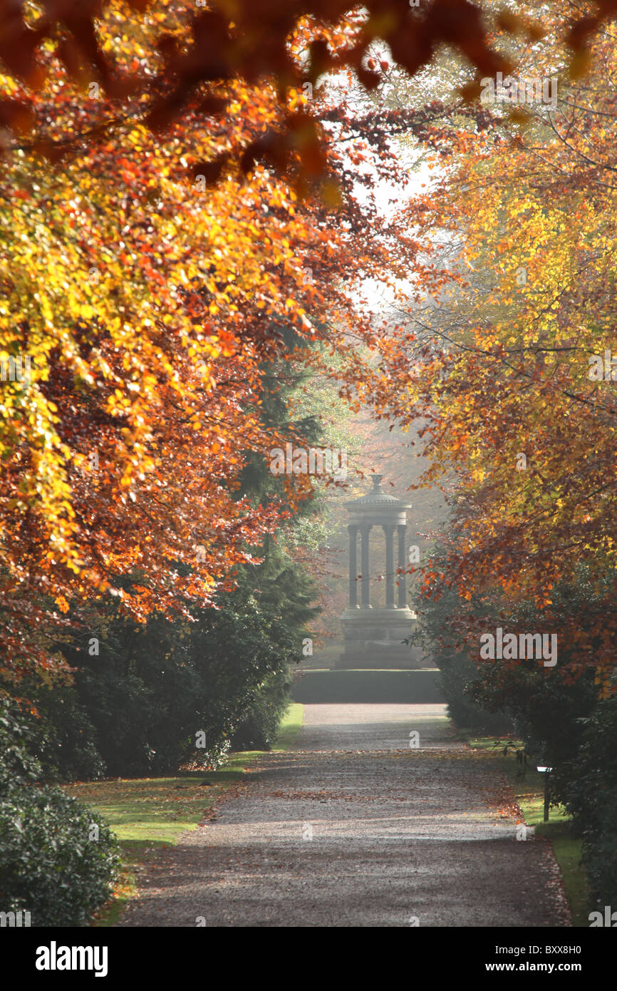 Nachlass von Tatton Park, England. Herbstlicher Blick auf die breiten Fuß mit dem frühen 19. Jahrhundert Choragic Monument im Hintergrund. Stockfoto