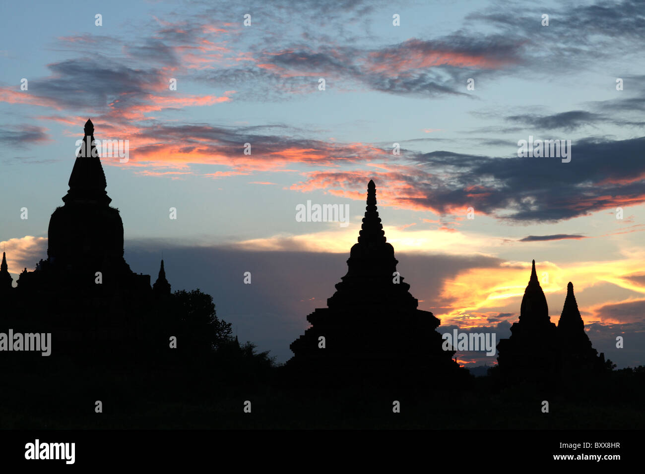 Silhouetten von buddhistischen Tempeln und Pagoden bei Sonnenuntergang in Bagan, Myanmar oder Birma. Stockfoto