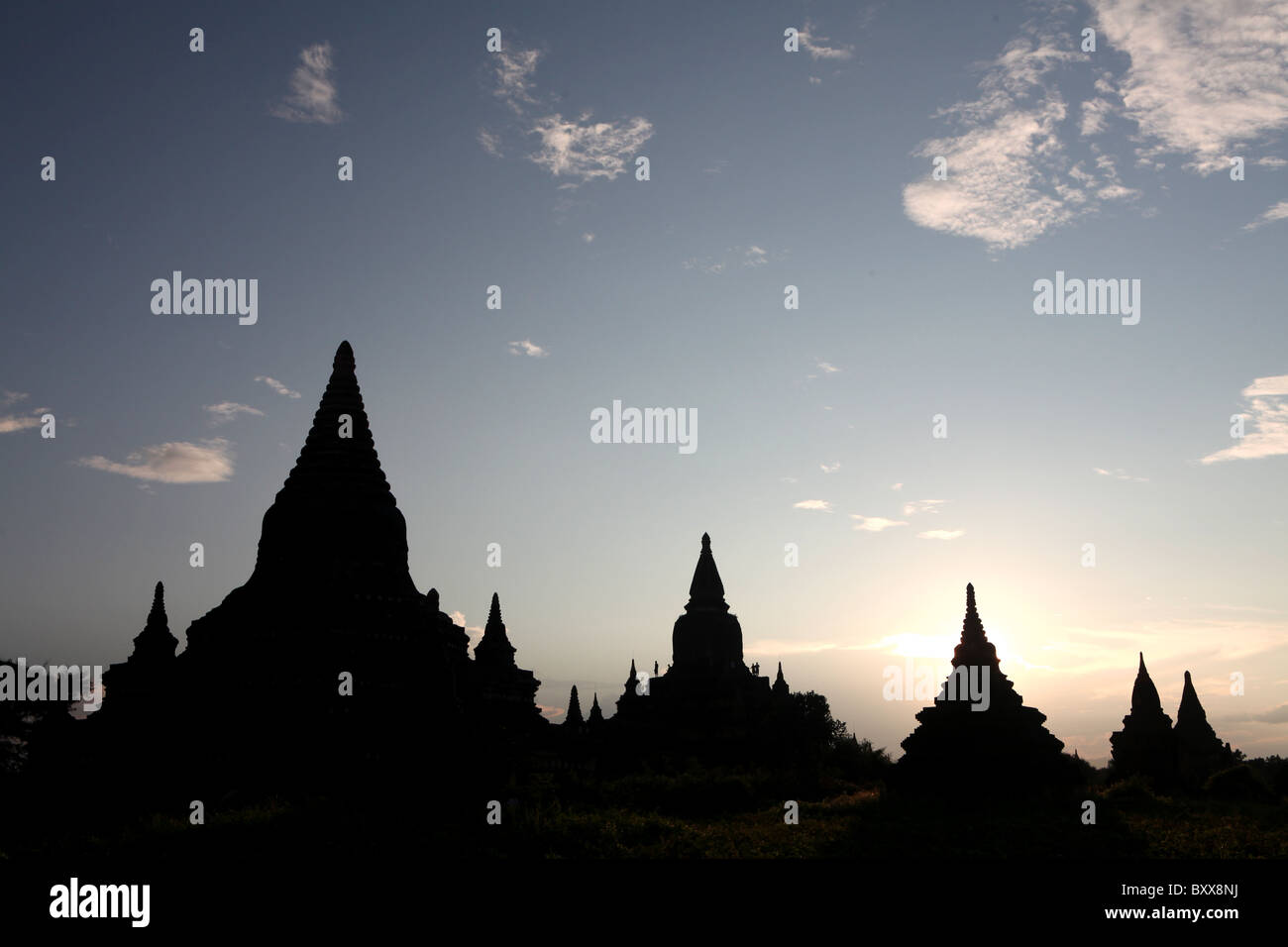 Silhouetten von buddhistischen Tempeln und Pagoden bei Sonnenuntergang in Bagan, Myanmar oder Birma. Stockfoto