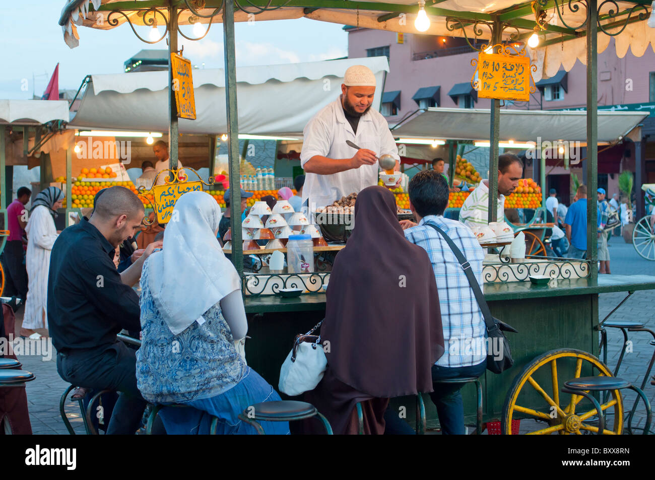 Frisches Obst Erfrischungen verkauft werden stehen auf dem Djemaa el Fna Platz in der Medina von Marrakesch, Marokko, Nordafrika. Stockfoto