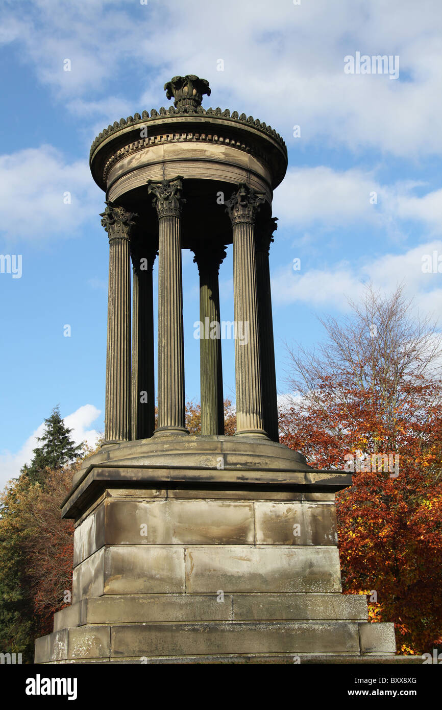 Nachlass von Tatton Park, England. Herbstliche Ansicht des frühen 19. Jahrhunderts befindet sich Choragic-Denkmal am Ende der breiten Fuß. Stockfoto