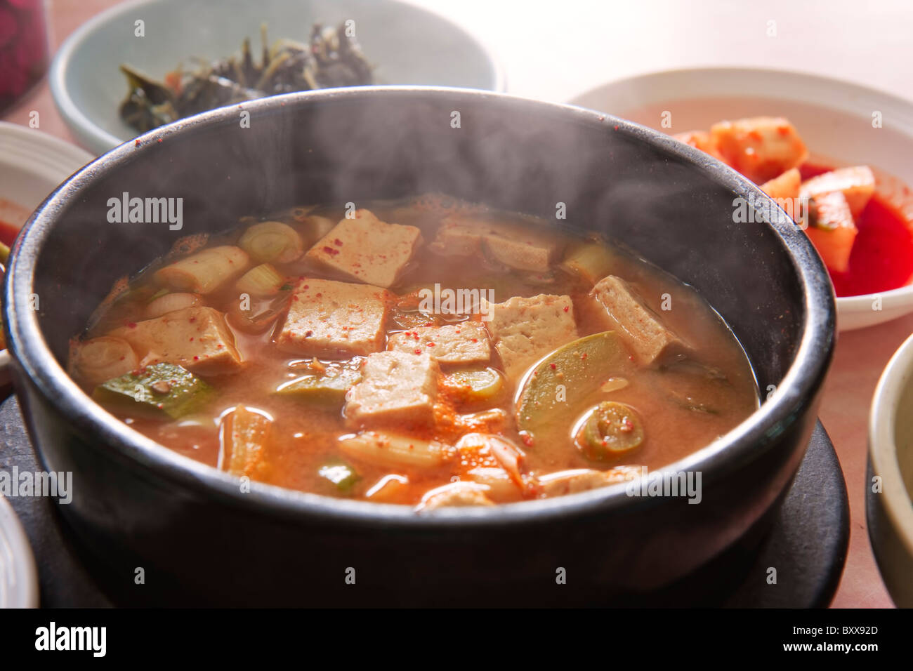 Koreanische Doenjang Jjigae (fermentierten Sojabohnen-Paste-Suppe) Stockfoto