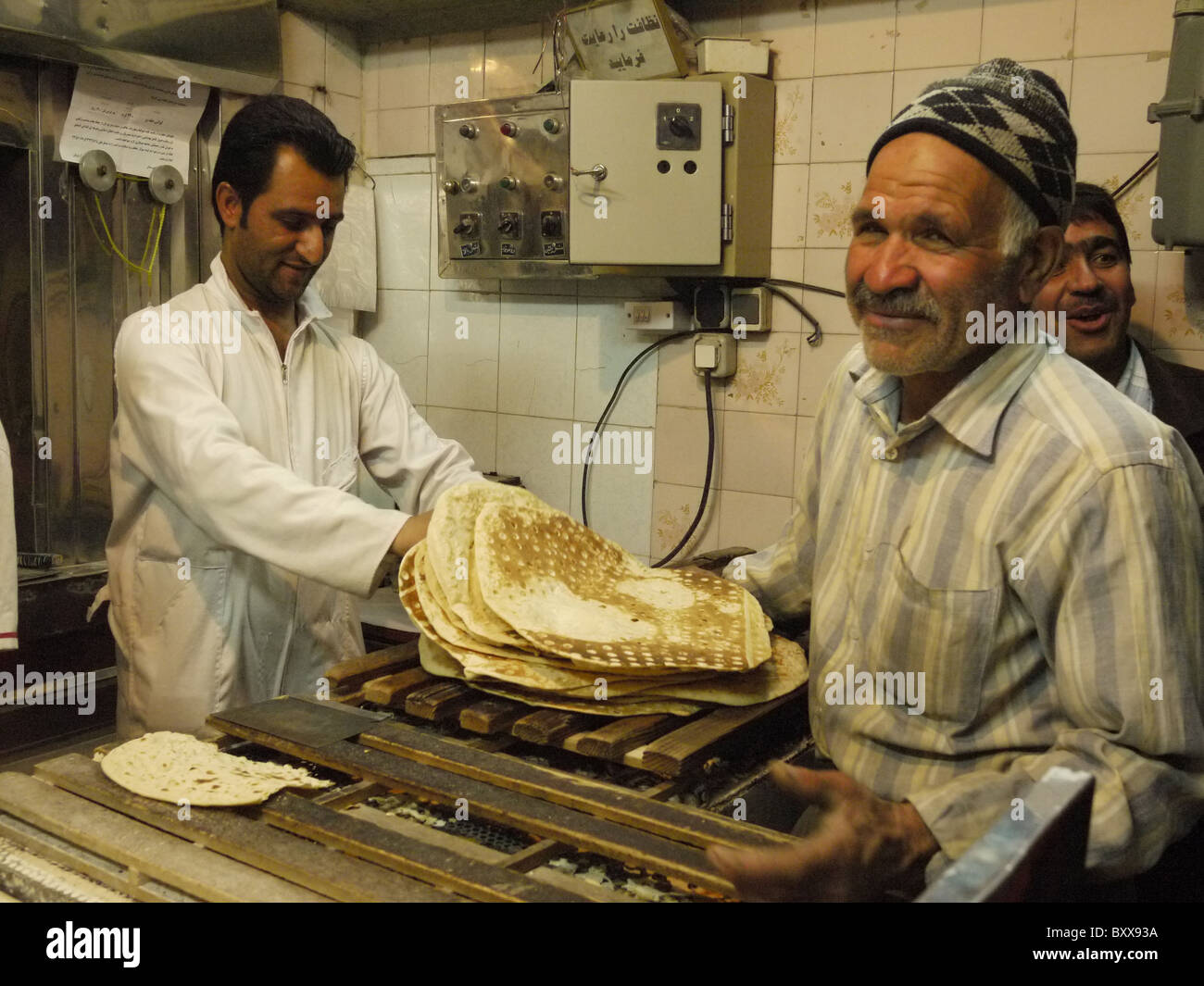 Bäcker mit frischen Fladenbrot in einer Bäckerei, Shiraz, Iran Stockfoto