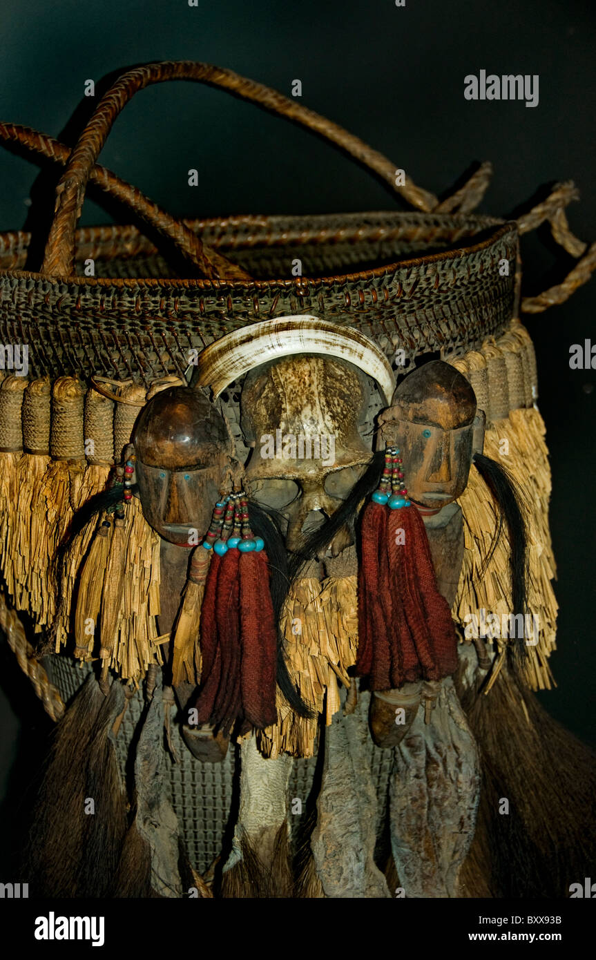 Assam Indien 20. Jhdt zeremoniellen Korb mit Totenkopf Affen und zwei dekoriert geschnitzte menschliche Köpfe Stockfoto