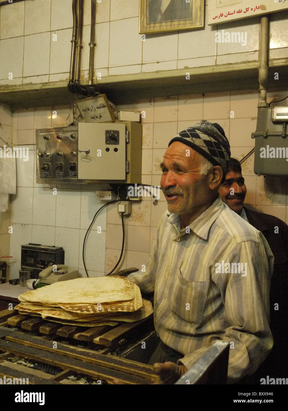 Bäcker mit frischen Fladenbrot in einer Bäckerei, Shiraz, Iran Stockfoto