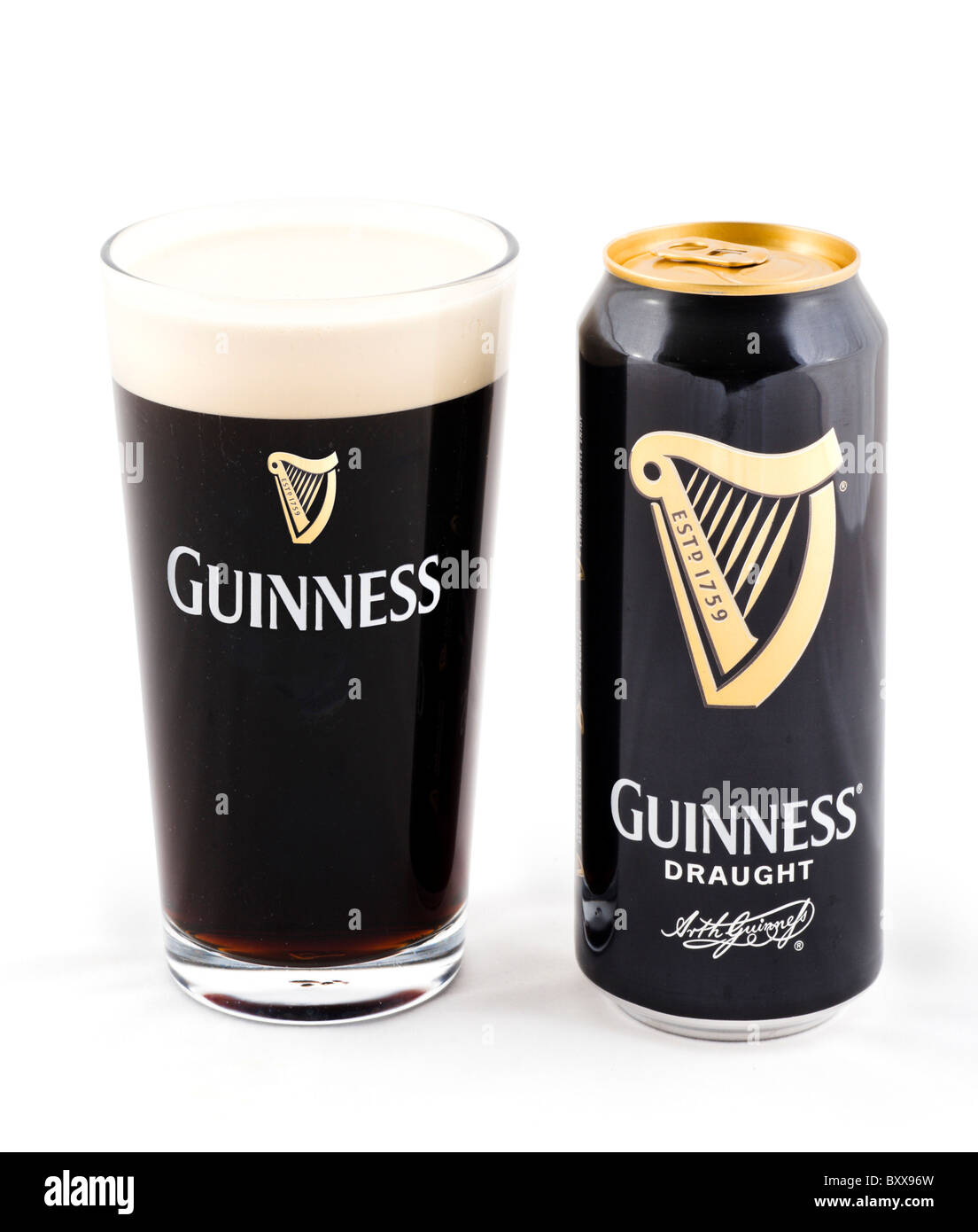 Ein Pint Guinness. Dose und Pint Glas Guinness vom Fasse, Großbritannien Stockfoto