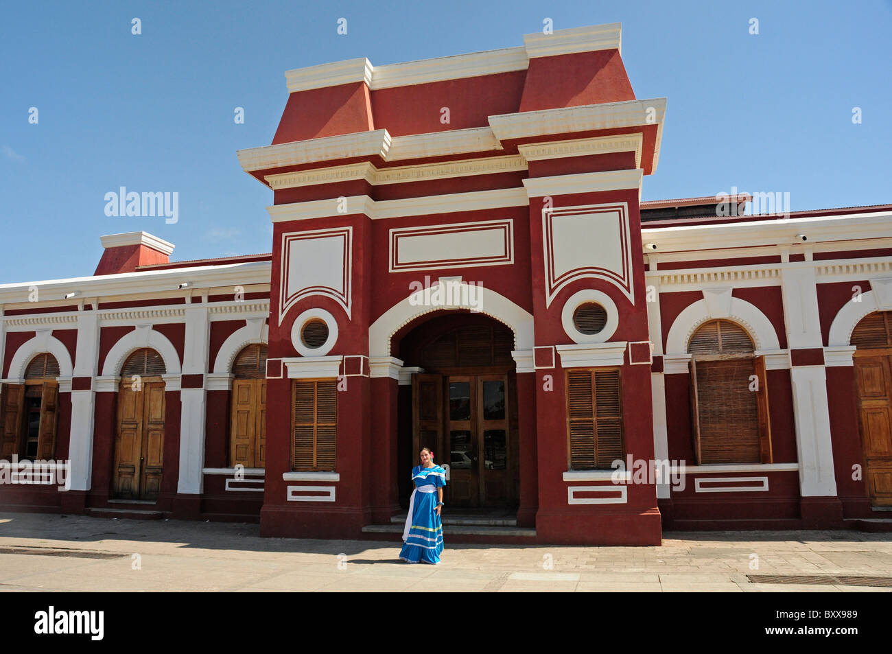 Frau in traditioneller Kleidung vor alten Railway Station, Granada, Nicaragua, Mittelamerika Stockfoto