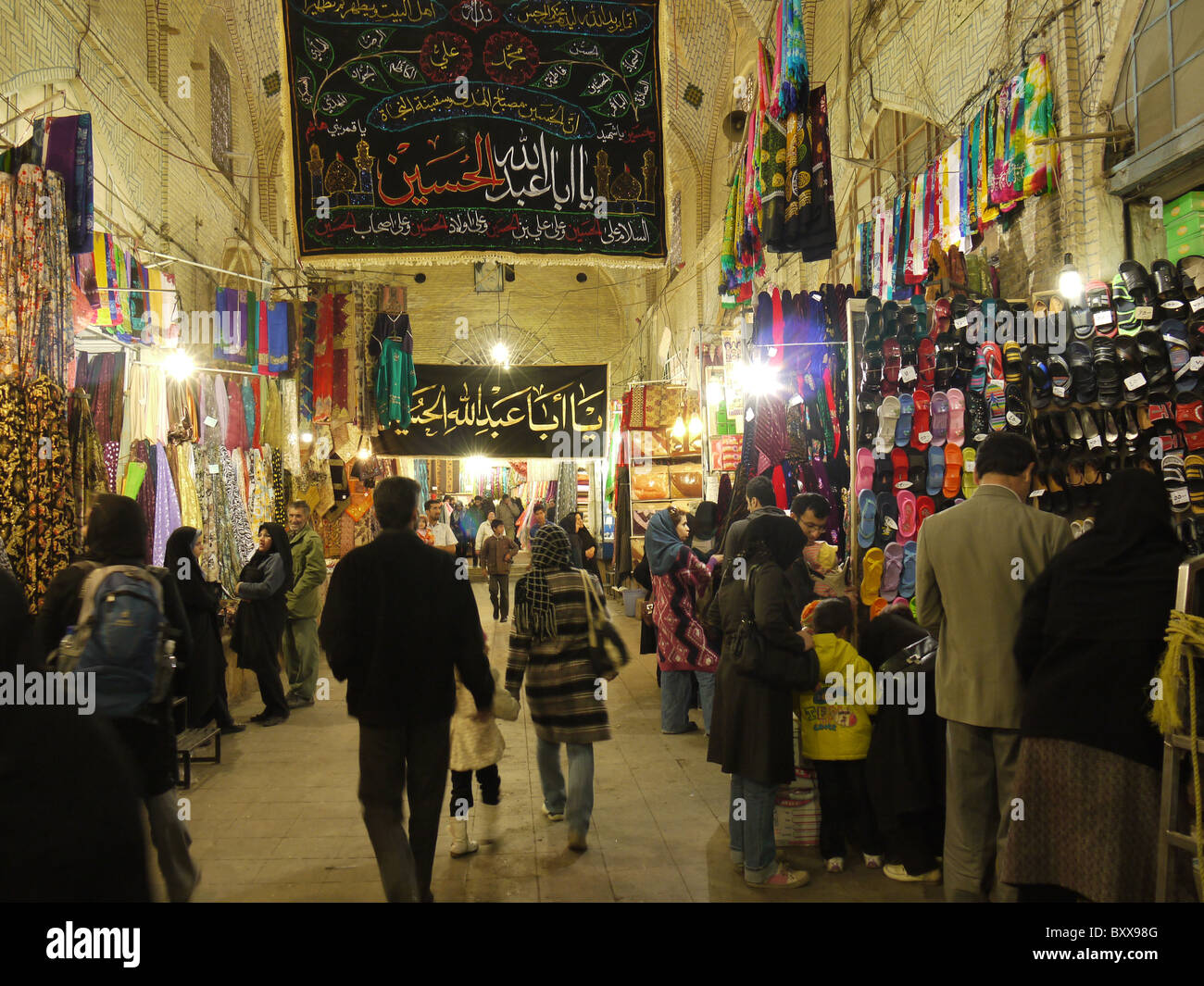 Menschen beim Einkaufen in den Basar Shiraz, Iran Stockfoto