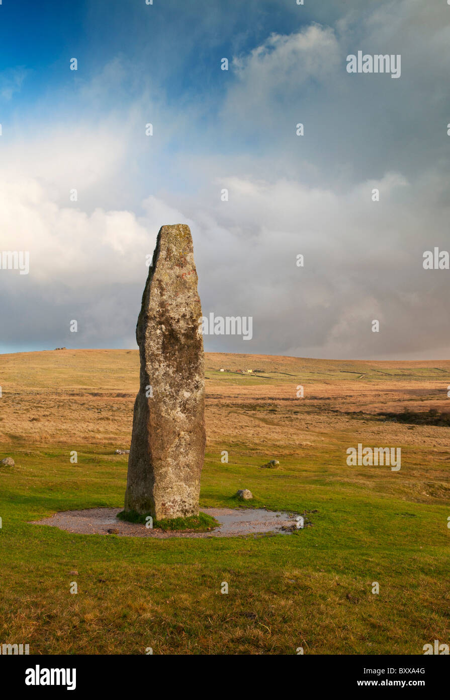 Stehenden Stein Merrivale, mit Moor hinter Merrivale, Dartmoor, Devon UK Stockfoto