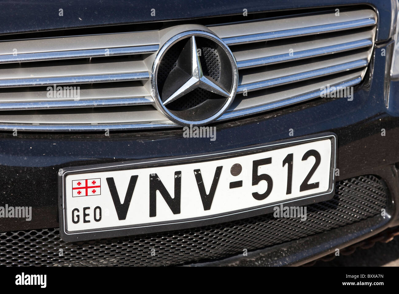 Nummernschild VNV 512 mit Land Ident GEO und Flagge auf Georgisch registriert Mercedes Benz Auto Tiflis Georgien. JMH4086 Stockfoto