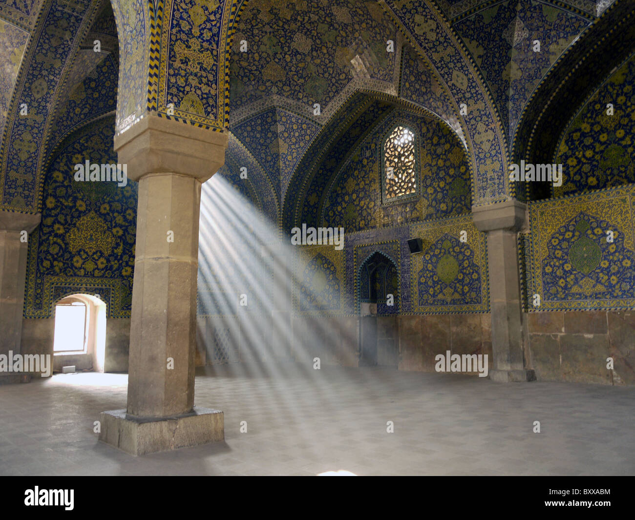 Strahlen des Lichts in der Inman Moschee, Isfahan, Iran Stockfoto