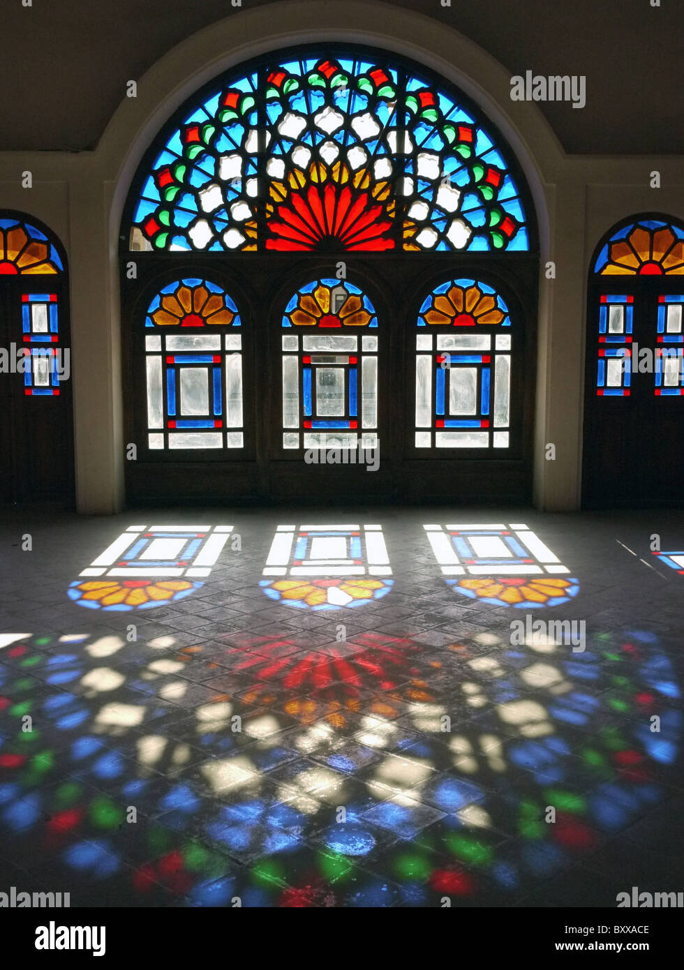 Glasfenster im Khan-e Tabatabei Kashan Iran Stockfoto