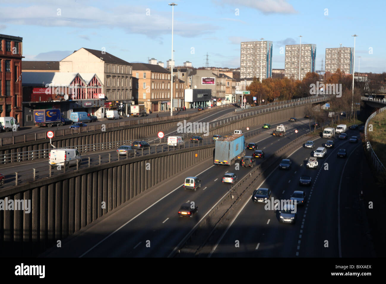 Winter-Blick auf die West End in Glasgow und Autobahn M8 in Schottland. Stockfoto