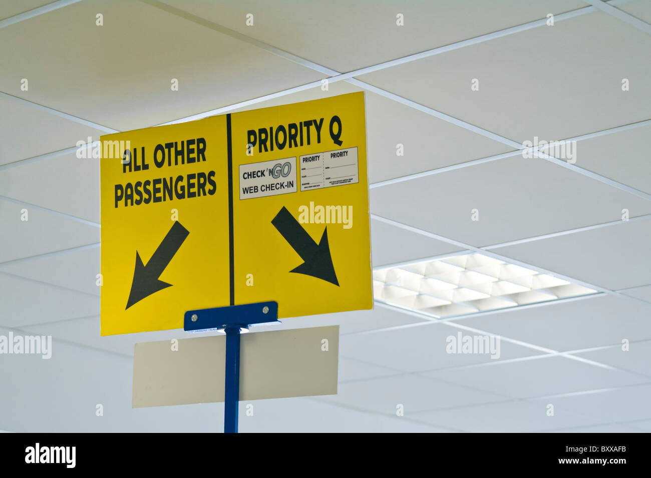 Schild am Flughafen für Priorität und normalen Passenger Boarding von Flugzeugen Stockfoto