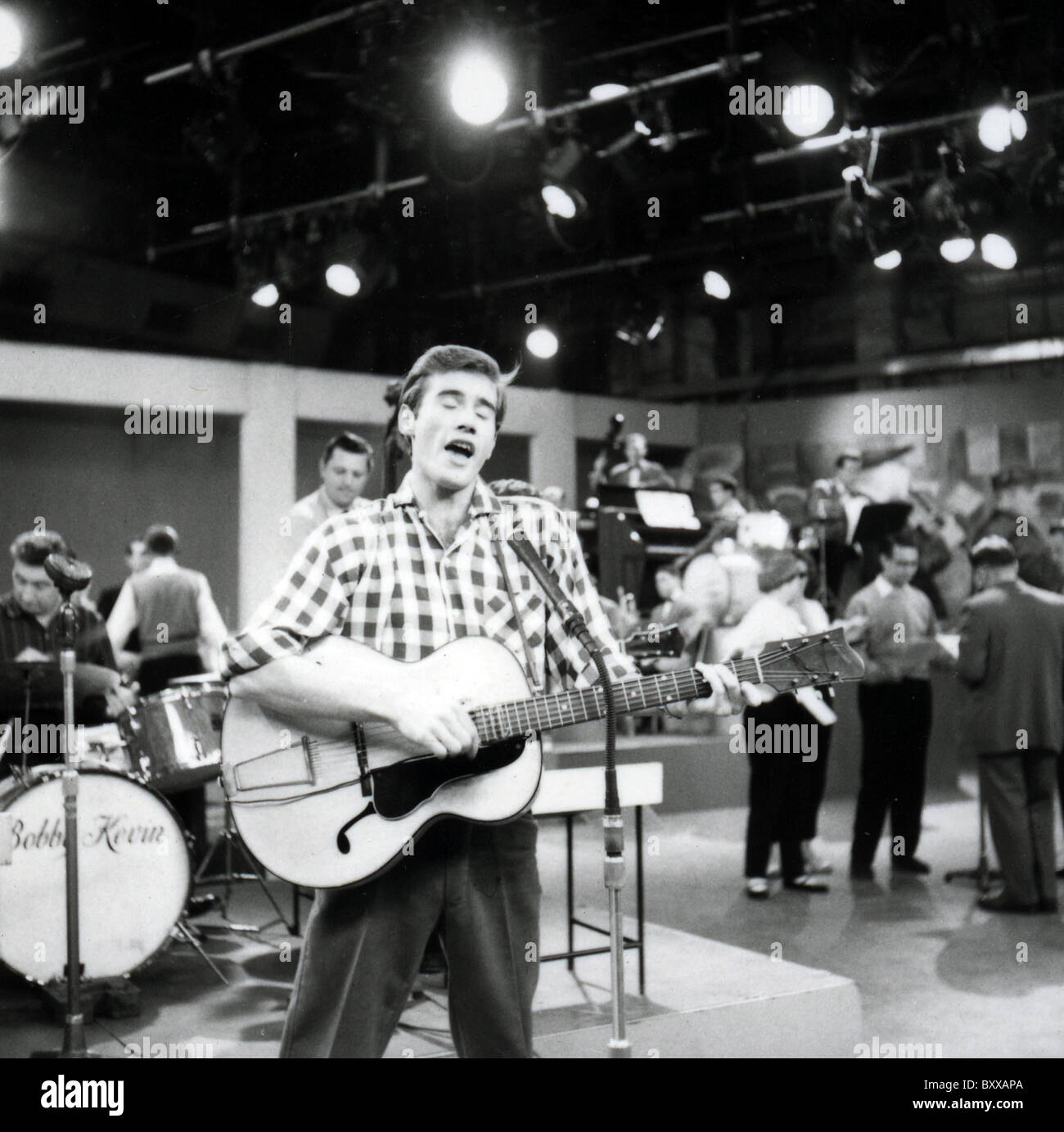 JIM DALE englische Pop-Sängerin und neuerdings Schauspieler und Stimme Künstler hier während ca. 1957 auf Six-Five Special auf BBC Fernsehapparat Erscheinen Stockfoto