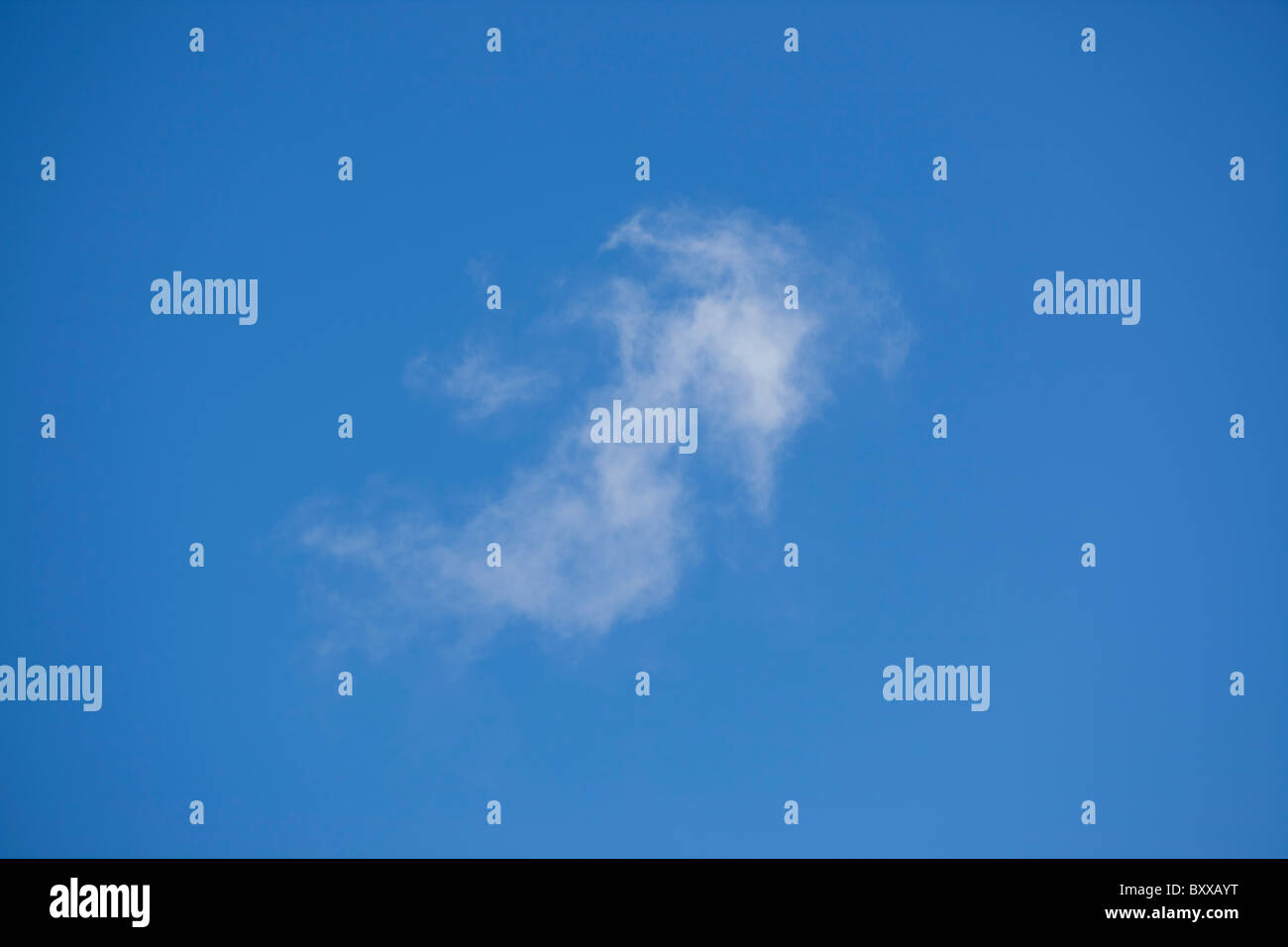 Einzelne Cirrus Cloud isoliert in einem klaren, blauen Himmel, schönem Wetter anzeigt Stockfoto