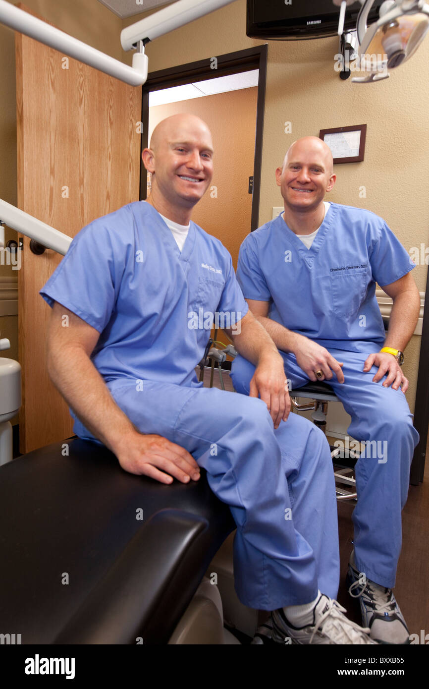 Eineiige Zwillinge und Zahnärzte teilen Praxis in einer Zahnklinik in Austin, Texas Stockfoto