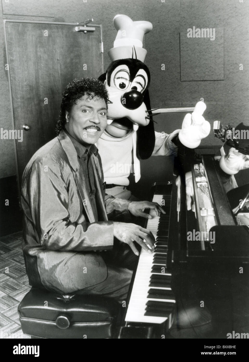 LITTLE RICHARD US-Rock-Musiker mit Goofy während der Aufnahme einer Walt Disney Albums 'Mickys Rock rund um die Maus' etwa 1995 Stockfoto