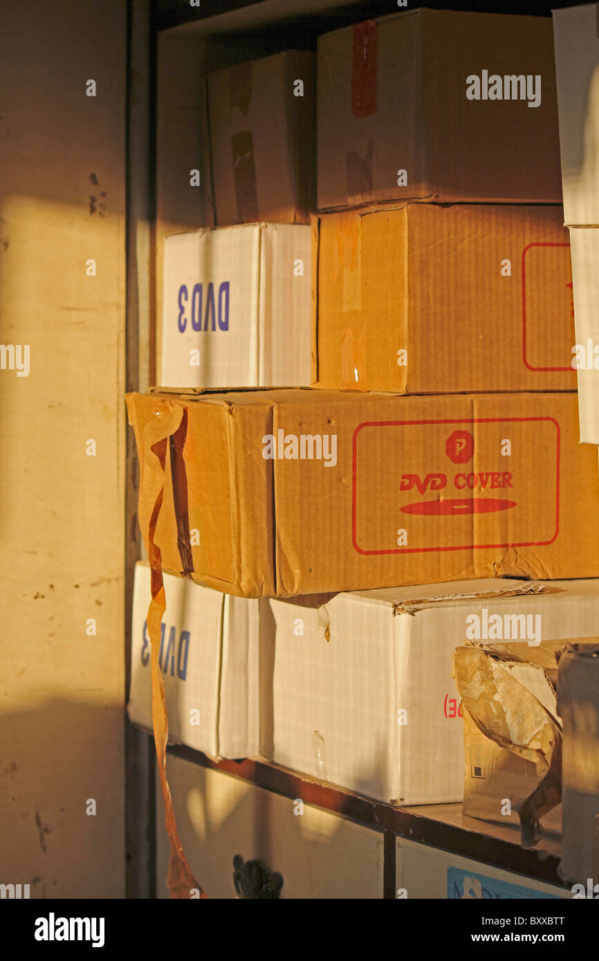 Stapel von Kartonverpackung Kisten mit DVD-Hüllen Stockfoto