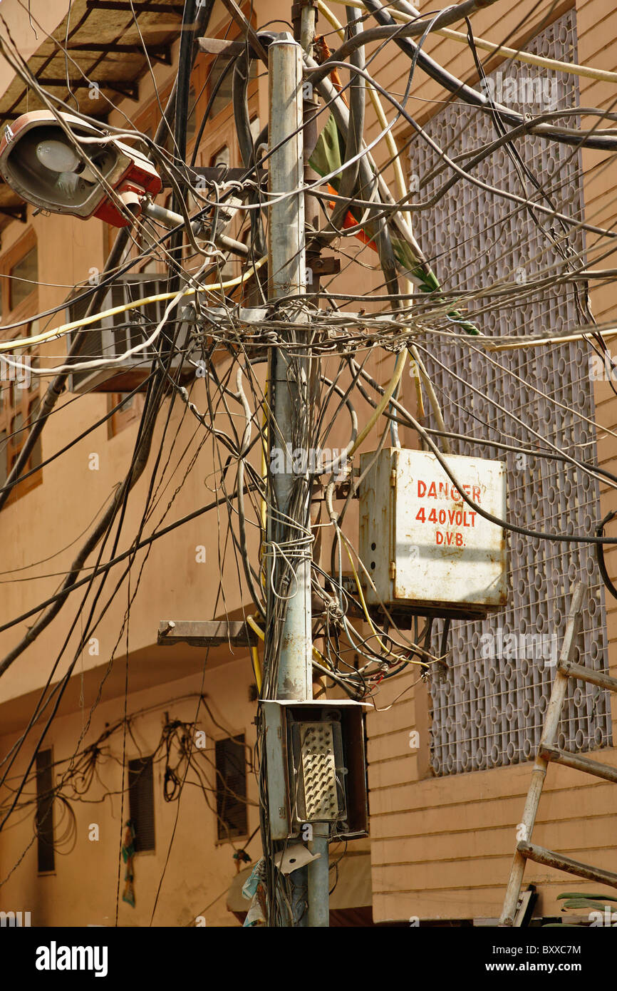 Unsichere elektrische Verdrahtung in Gulley, Delhi, Indien Stockfoto
