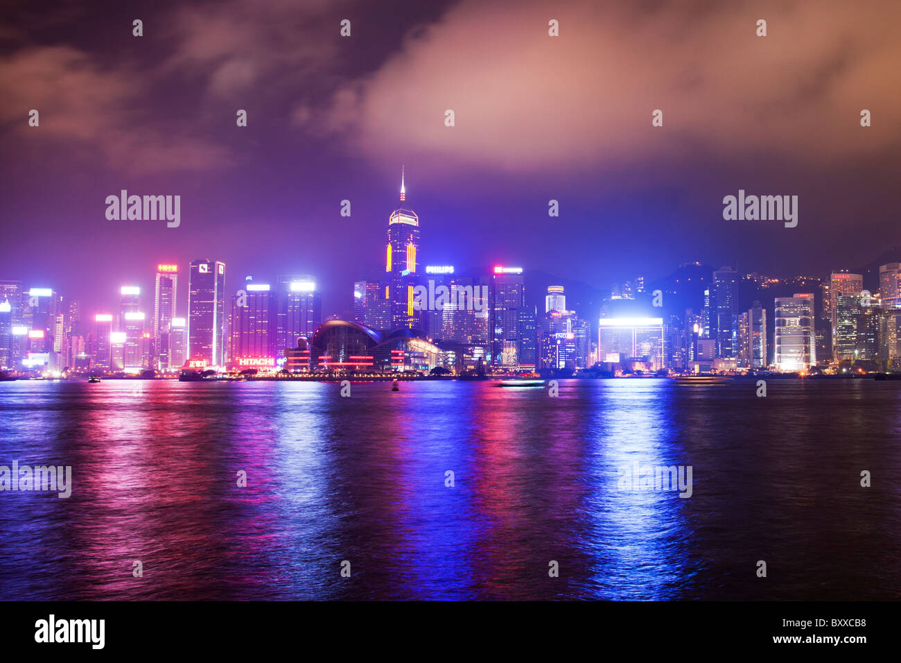 Die erstaunliche Hong Kong Skyline wie gesehen von Kowloon. Die imposante Strukturen gehören der Central Plaza & Ausstellungszentrum Stockfoto